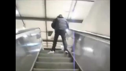 Как пиян мъж се изкачва на ескалатор!