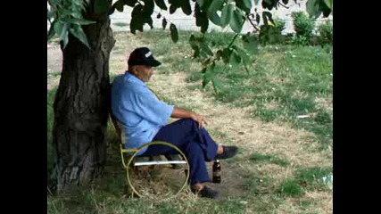 Странник на пейката с бира