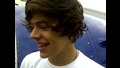 One Direction - Хари дава интервю на летището в Манчестър