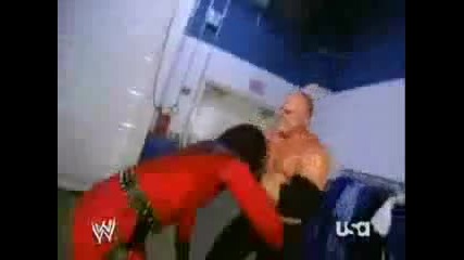 Kane ripp off his mask 