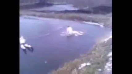 Идиот си разбива главата в лед... Голям Смях