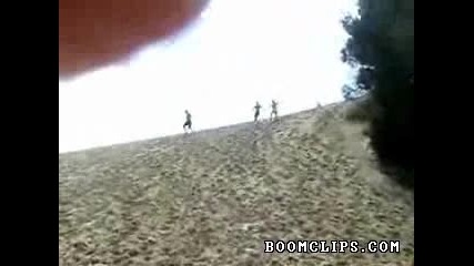 Момиче пада по лице на плажа xd