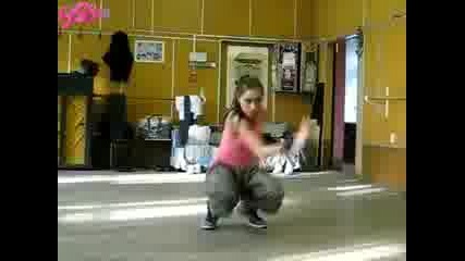 Момиче танцува реге