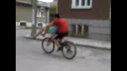 2 - ма идиоти карат колело! Доста вживяване!!! :d