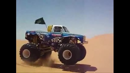 Скок с Monster Truck в Пустинята