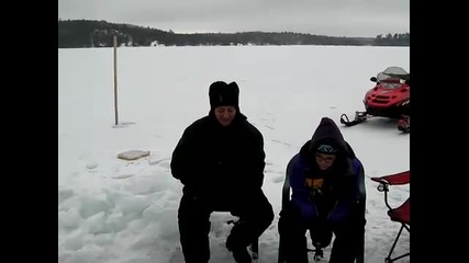 Луди канадци голи под леда