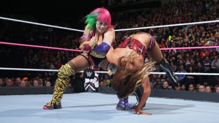 Asuka makes her explosive WWE debut against Emma: WWE TLC: Tables, Ladders & Chairs 2017 (WWE Network Exclusive)