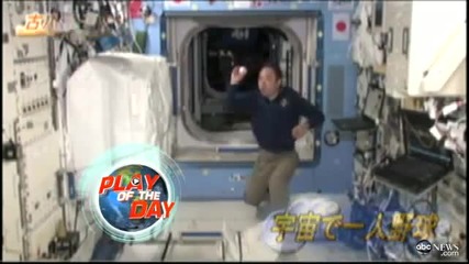Космонавт играе бейзбол сам