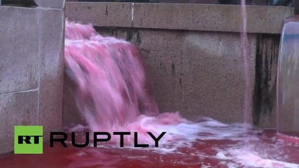 Германия: Активисти боядисват водата във фонтаните в Берлин в знак на протест