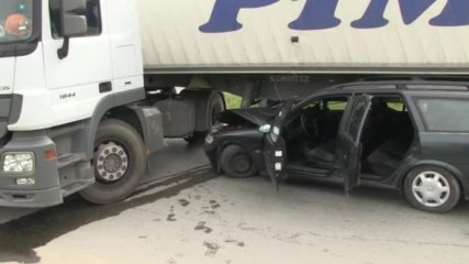 Тир смачка кола при забранен завой в Русе