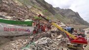 Свлачище затрупа десетки камиони в Северозападен Пакистан (ВИДЕО)