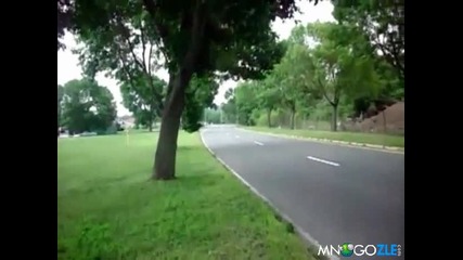 Бяга от полицията на задна гума