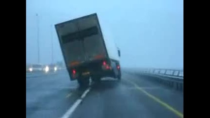Камион Се Преобръща От Вятъра 