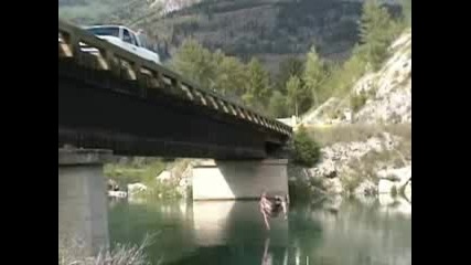 Скачане От Кола На Мост Във Вода