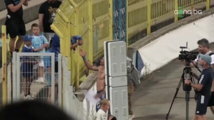 Уелтън подари фланелката си на привърженик