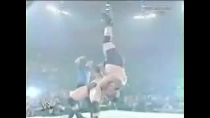 Brock Lesnar прави вертикален суплекс на грамадата