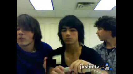 Joe Jonas On The Phone With Mom During Live Chat