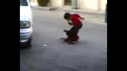 Арабчета се шашкат от полицеиска кола 