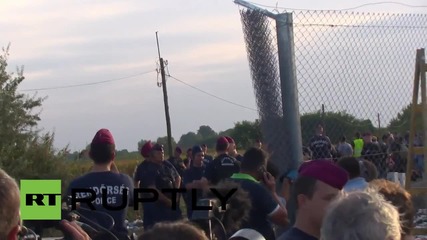 Hungary: Last stretch of fence erected as border near Roszke is closed