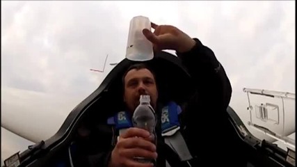 Щур експеримент с бутилка вода ,при нулева гравитация в самолет