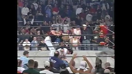 Фен нахлува на ринга и напада Съдията Ник Патрик - Wcw Nitro ( Hq )