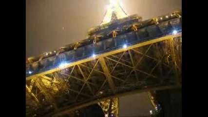 Айфеловата кула през нощта