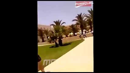 Очевидец заснел с мобилен телефон разстрела на туристите в Тунис