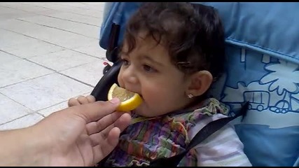 Малко Бебенце Яде Лимон
