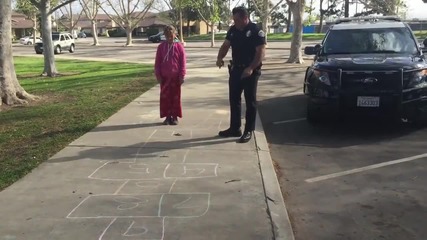 Полицай Играе На Дама С Бездомно Момиче