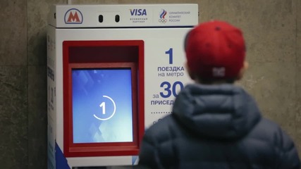 Автомат издава билети в московското метро срещу 30 клякания