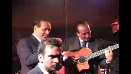 Берлускони пее и на френски с Апичела 