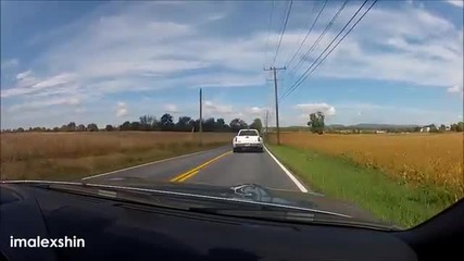 Gt-r отскача от пътя и е изхвърлен извън него.