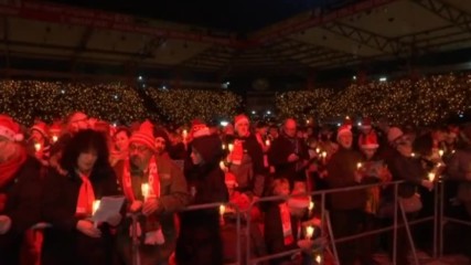 Хиляди пяха коледни песни на стадиона на Унион Берлин