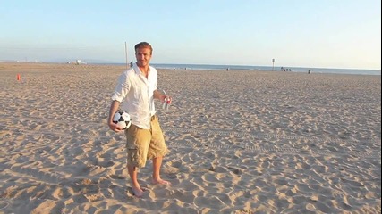 Бекъм пие Пепси и играе футбол на плажа