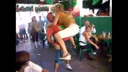 Пияна двойка танцува и забавлява хората големи гърди