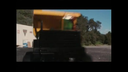 Сцена от филма Камиони (1997) / Rc самосвал убива пощальон