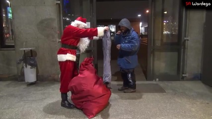 Мъж в костюм на ''дядо Коледа'' помага на бездомните !