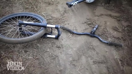 Днес не му беше ден на това момче, след този скок колелото му се разглоби на 3 части!