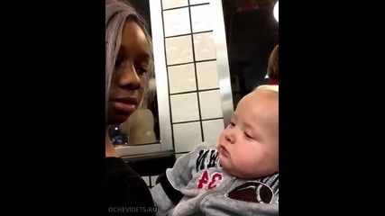 Реакцията на дете на снимка с тъмнокожо момиче