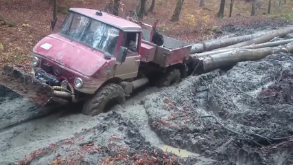 Mercedes Unimog тегли тежки трупи