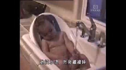 Това бебе много обича да се къпе под... чешмата