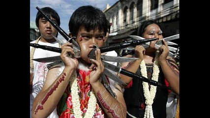 Тайландци се бодат с ножове против уроки 