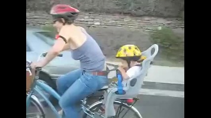 mom4ense v velosipeda se hvasta na maykasi po prashkata 