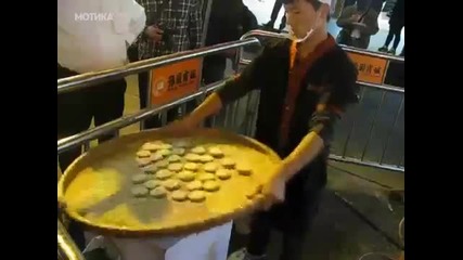 Впечатляващо! Уличен готвач от Шанхай успява да нареди бисквитките толкова равномерно