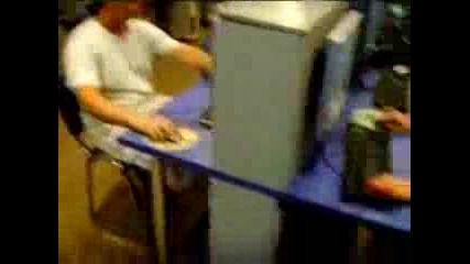 Мацката ядосва момчето максимално много !!! 