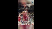 Екип на Майкъл Джордън от финалите през 1998 г. беше продаден за рекордна сума