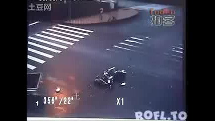 Гадна катастрофа... А на моториста нищо му няма 