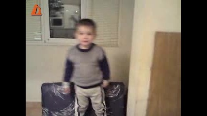 Дете на 3 години играе чалга