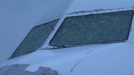 Градушка изпочупи самолет по време на полет