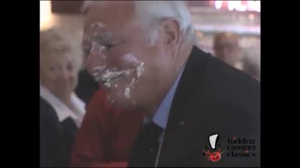 Смях ! Алчен човек краде храната на хората ! Скрита камера !